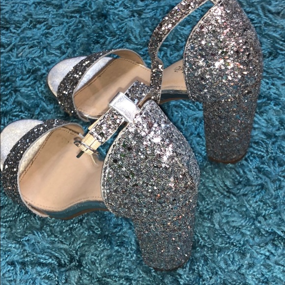 Silver heels - Picture 3 of 4